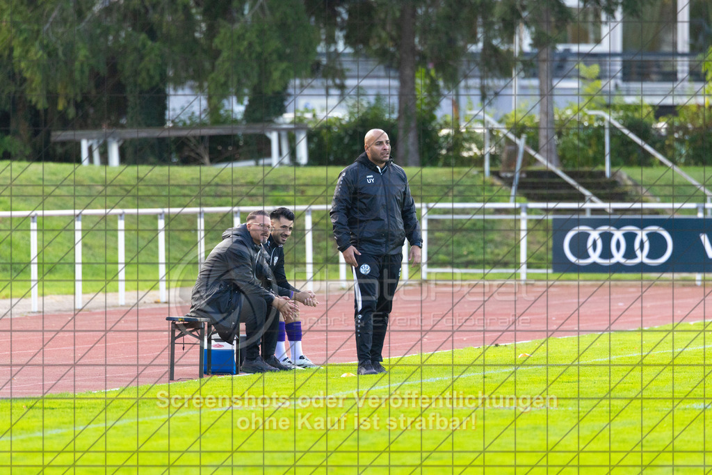 20261010_155049_0172_(c)_by_PhotoPeet | #,1.FC Eislingen (weiß) vs. TSV Bernhausen (lila), Fussball, Landesliga 2 - wfv, 11. Spieltag, Saison 2026/2027, Rasenplatz, Eichbachstation, Haldenstraße, 73054 Eislingen, 10.10.2026 - 15:30 Uhr,Foto: PhotoPeet / Sport- &amp; Eventfotografie / Peter Harich