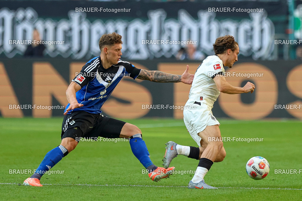 Borussia Mönchengladbach vs Hamburger SV - Bundesliga  | Mönchengladbach, Deutschland, 24.08.25:   Nicolai Remberg (Hamburger SV) und Rocco Reitz (Borussia Mönchengladbach) im Kampf um den Ball waehrend des Spiels der Bundesliga zwischen Borussia Mönchengladbach vs Hamburger SV im Stadion im Borussia Park(Foto von Brauer-Fotoagentur / Adrian Schlueter)