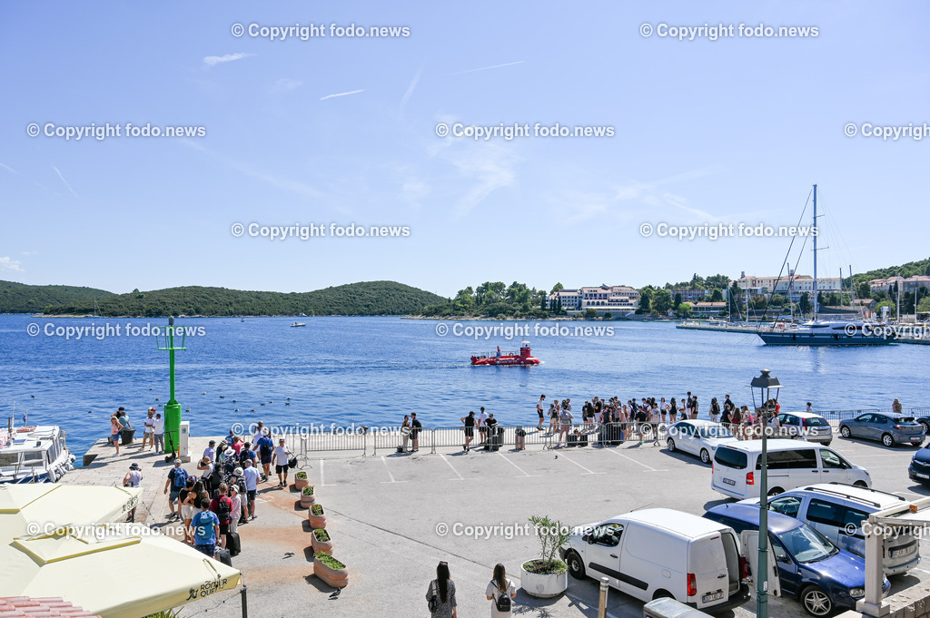 Kroatien_ Korcula_ Insel in Sueddalmatien_ Korcula Stadt_ 13.09.2024-201 | 13.09.2024, Kroatien, HRV, Korcula, Insel in Sueddalmatien, Korcula Stadt im Bild Hafen, Hafenansichten, Boot, Boote, Schiff, Schiffe, Gebauede, Adria, Meer, Stadtansichten, Altstadt, Marco Polo, Museum, Touristen, Souvenier, Restaurant, KonobaKorcula - Schwarzes Korfu - benannt nach den dunklen Kiefernwaeldern, ist eine zu Kroatien gehoerende Insel in der Adria vor der Kueste Sueddalmatiens. Zugleich ist sie Teil des Dinarischen Gebirges. Quelle: Wikipedia