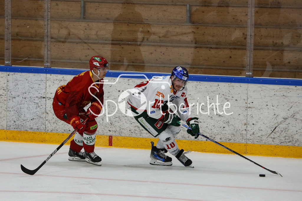 SC Langnau Tigers - Augsburger Panther | Villi SAARIJAERVI (SCL #44) im Duell mit Chris COLLINS (AEV #10)