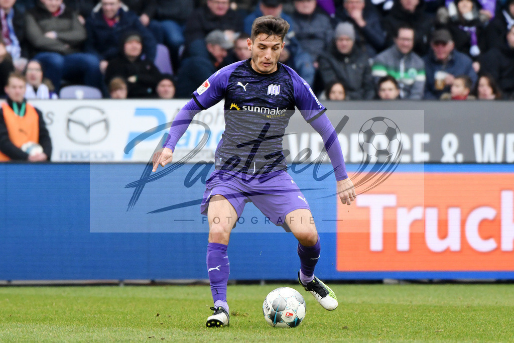 20200208_OSNFCN_0065 | Fußball, Herren: Bashkim Ajdini (VfL Osnabrueck) in Aktion, am Ball, Einzelaktion waehrend des Spiels der 2. Bundesliga zwischen VfL Osnabrueck und 1. FC Nuernberg im Stadion an der Bremer Bruecke am 08.02.2020 in Osnabrueck, Deutschland.DFB / DFL REGULATIONS PROHIBIT ANY USE OF PHOTOGRAPHS AS IMAGE SEQUENCES AND/OR QUASI-VIDEO. - Realisiert mit Pictrs.com