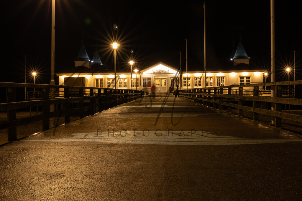 Seebrückenrestaurant Ahlbeck/Usedom | nächtlicher Blick über den erstan Teil der Seebrücke auf das historische Brückenrestaurant - Realisiert mit Pictrs.com