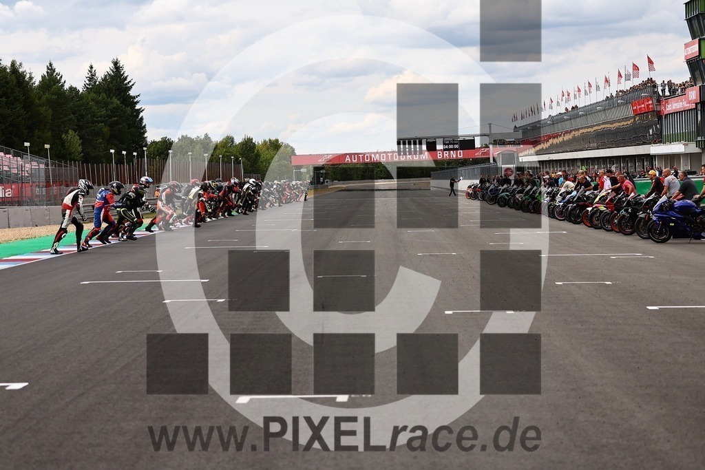 startendurance-20250830_07296 | Schöne Erinnerungen an spannende Momente - das festzuhalten ist unser Job. PIXELrace.de ist seit 2003 auf den Rennstrecken Europas unterwegs um die Action draußen beim Fahren und die wunderbare Stimmung imm Fahrerlager für euch einzufangen.