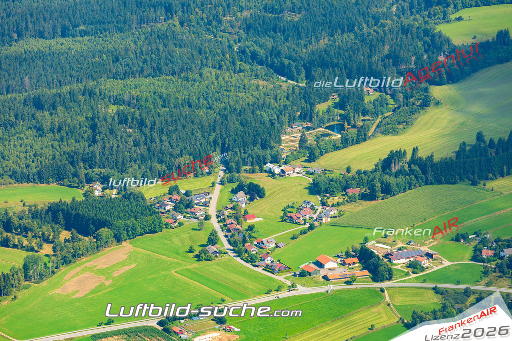 Luftaufnahme der Stadt Frauenau - Die Luftaufnahme wurde 2025 vom UL-Flugzeug heraus erstellt ( keine Drohne ) - Hochauflösende Luftaufnahme - für professionelle Ausdrucke geeignet. Die Geschenkidee !Mit Lizenz und Bildrechte bestellbar