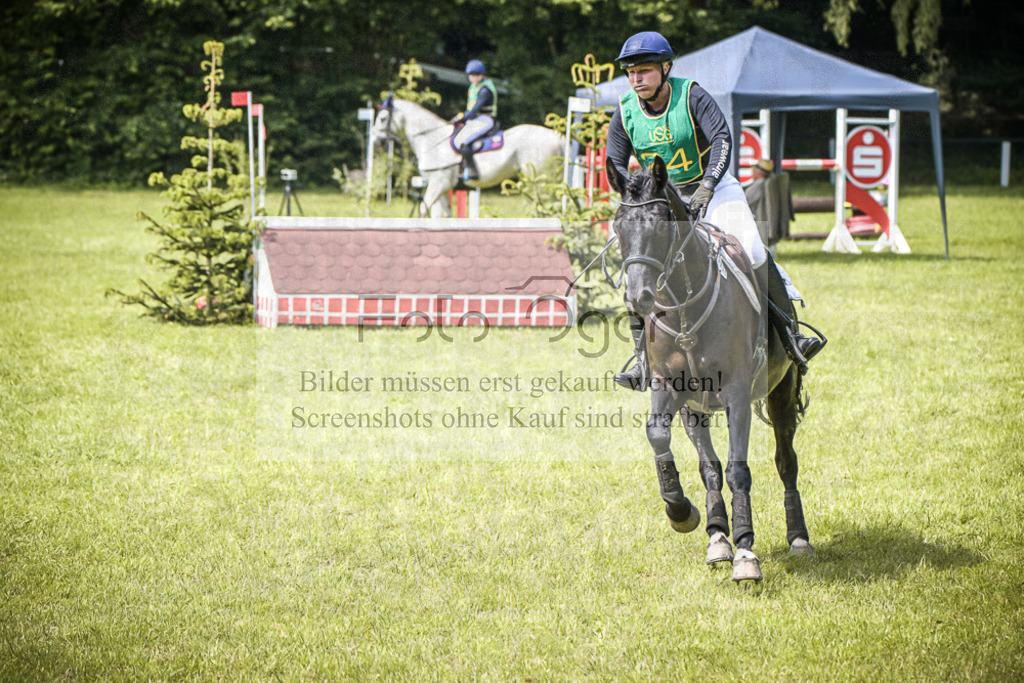 DOS_9260 | Entdecke hochwertige Reitturnierfotos von Foto Oger. Professionell, emotional und authentisch – jetzt Lieblingsmomente im Shop bestellen.Deutschlandweite Turnierfotografie. - Realisiert mit Pictrs.com