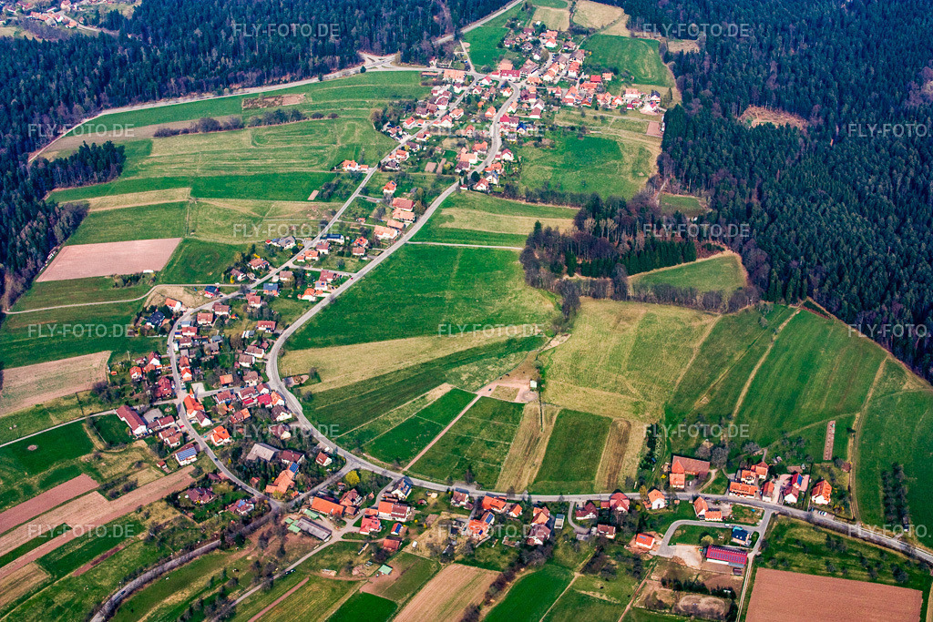 Ortsansicht von Westen | Luftbild: Ortsansicht von Westen im Ortsteil Oberlengenhardt in Schömberg im Bundesland Baden-Württemberg in Deutschland. Foto: IMG_17658.jpg vom 12.04.2009 durch Werner Riehm/FLY-FOTO.de - Realisiert mit Pictrs.com