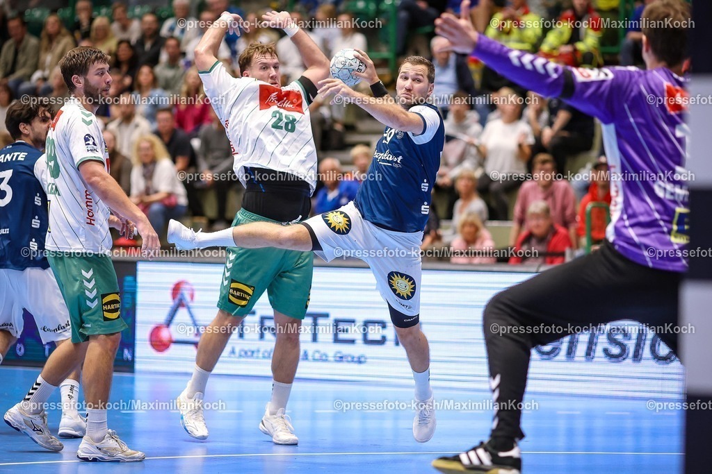 BHC13092501090 | 13.09.2025, Handball, HBL, Bergischer HC - TSV GWD Minden, Unihalle Wuppertal: Tomas Babak (BHC #19) wirft auf das Tor von Torhüter Malte Semisch (GWD Minden #01) 