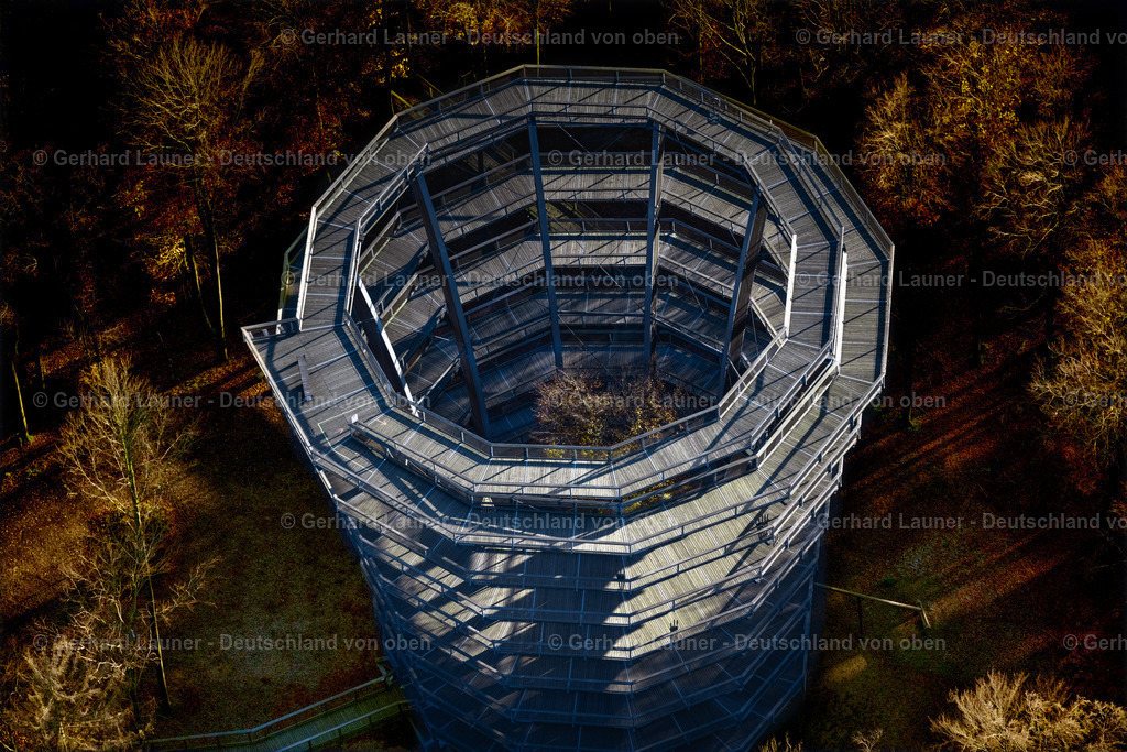 4042682 | EBRACHER FORST 05.11.2020 Bauwerk des Aussichtsturmes " Baumwipfelpfad Steigerwald Tower " in Ebracher Forst im Bundesland Bayern, Deutschland. Weiterführende Informationen bei: Bayerische Staatsforsten AöR. // structure of the observation tower " Baumwipfelpfad Steigerwald Tower " in Ebracher Forst in the state Bavaria, Germany. Further information at: Bayerische Staatsforsten AoeR. Foto: Gerhard Launer