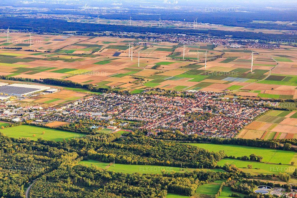 Luftbild: Stadtansicht mit Windpark aus Norden in Offenbach an der Queich im Bundesland Rheinland-Pfalz in Deutschland. Foto: IMG_103842.jpg vom 01.10.2017 durch Werner Riehm/FLY-FOTO.de