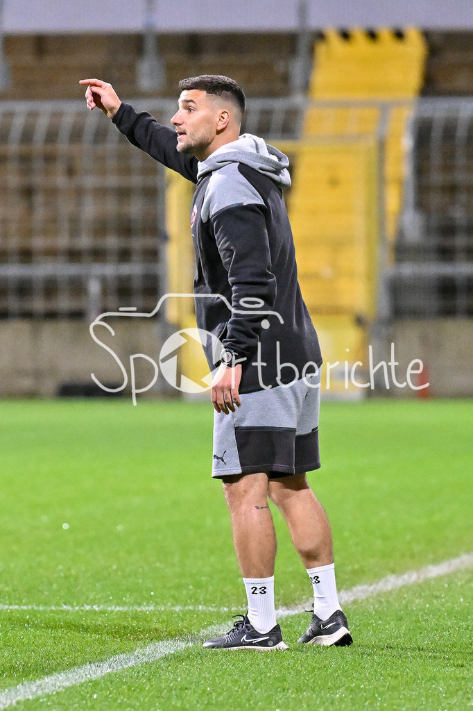 FC Bayern Amateure - TSV Buchbach | Im Bild Alexandor PETROVIC Trainer TSV Buchbach in Akion / Freisteller / Einzelfoto / Regionalliga Bayern: FC Bayern München II - TSV Buchbach, Gruenwalder Stadion am 27.09.2024