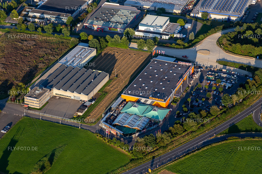 Gebäude der Niederlassung des Baumarktes Hornbach und der Maschinenfabrik Mag-Eubama | Luftbild: Gebäude der Niederlassung des Baumarktes Hornbach und der Maschinenfabrik Mag-Eubama im Ortsteil Bühlingen in Rottweil im Bundesland Baden-Württemberg in Deutschland. Foto: IMG_128720.jpg vom 27.08.2021 durch ©2025 Werner Riehm fly-foto.de/copyright - Realisiert mit Pictrs.com