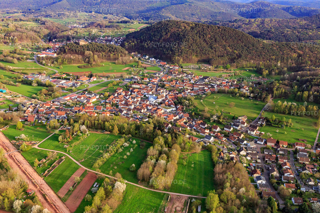 Luftbild: Ortsansicht im Frühling aus Norden im Ortsteil Gossersweiler in Gossersweiler-Stein im Bundesland Rheinland-Pfalz in Deutschland. Foto: IMG_140131.jpg vom 11.04.2024 durch Werner Riehm/FLY-FOTO.de