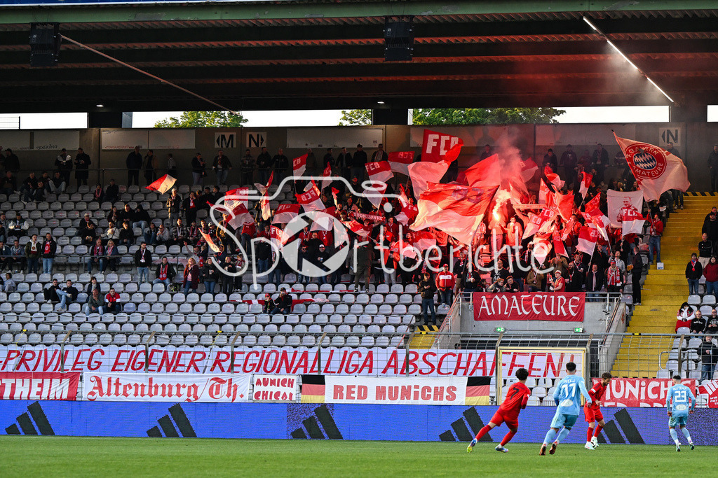 FC Bayern Amateure - Türkgücü München | Die Fans der Bayern Amateure zuenden eine Fackel / Choreo / Ultras / Pyro / Regionalliga Bayern: FC Bayern Muenchen II - Tuerkguecue Muenchen, Gruenwalder Stadion am 09.05.2025