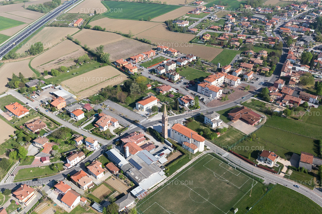 Aerial view: View of the town in Giai in the state Veneto, Italy. – Photo: IMG_098860.jpg taken on 04/08/2017 by Werner Riehm/FLY-FOTO.com – Resolution of the original: 4499 x 2999 px