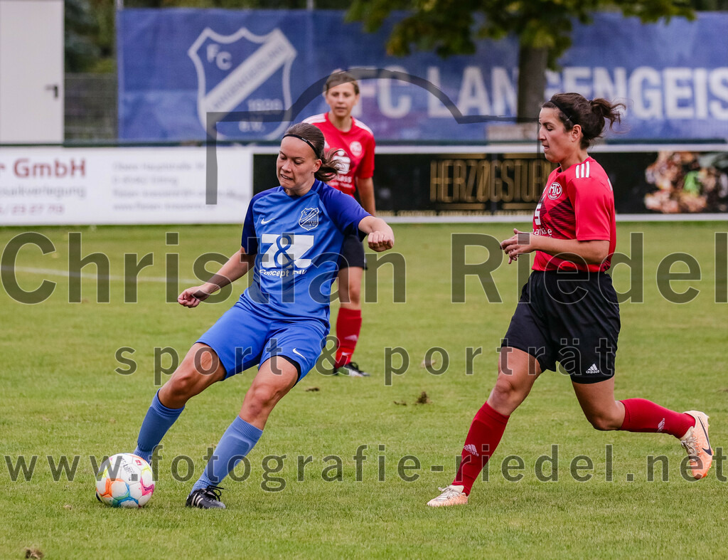 2023-10-07_041_FC_Langengeisling_gegen_MTV_Diessen_Ammersee | Erding, Deutschland, 07.10.2023:
Fußball, Bezirksoberliga 2023 / 2024, 6. Spieltag, FC Langengeisling gegen MTV Diessen/Ammersee, Endergebnis: 0:3

Lisa Mayer (FC Langengeisling, #6), Zoe Klein (MTV Diessen/Ammersee, #15)

Foto: Christian Riedel / fotografie-riedel.net
