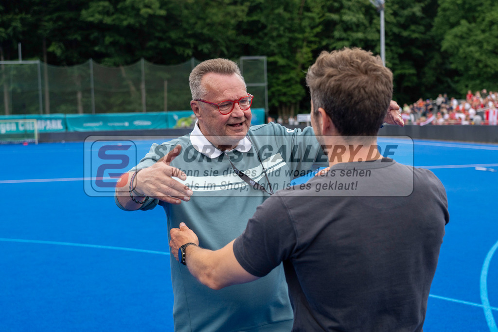 Final4_20250601-1518-HK108767 | Krefeld, Deutschland, 01.06.2025:  Feldhockey Final4 2025 – „Deutsche Feldhockey-Meisterschaften 2025“ Crefelder HTC - Rot-Weiss Köln (Finale Herren) im Gerd-Wellen-Hockeyanlage am 01.06.2025 in Krefeld, Deutschland. (Foto von Kramhöller/Fehrmann/Kaste)Krefeld, Germany, 01.06.2025: Feldhockey Final4 2025 – „Deutsche Feldhockey-Meisterschaften 2025“ Harvestehuder HTC - Düsseldorfer HC (Finale Damen) in Gerd-Wellen-Hockeyanlage at 01.06.2025 in Krefeld, Deutschland. (Foto from Kramhöller/Fehrmann/Kaste)