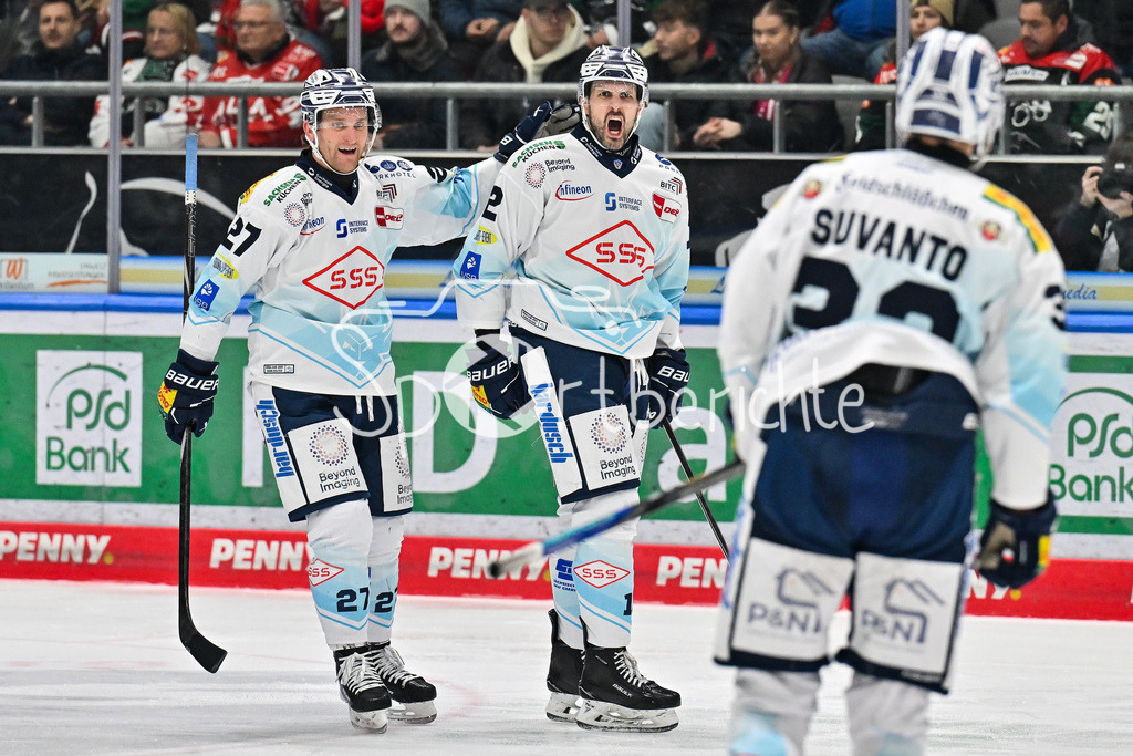 Augsburger Panther - Dresdner Eislöwen | AUGSBURG, GERMANY - 04. DECEMBER: Jubel der Gäste nach dem Treffer zum 1-1 durch Andrew YOGAN (Eislöwen Dresden 12) / Tor / Torschuetze / Freude / Happy / während dem Match zwischen den Augsburger Panthern und den Dresdner Eislöwen am 25 Spieltag der PENNY DEL im Curt Frenzel Stadion