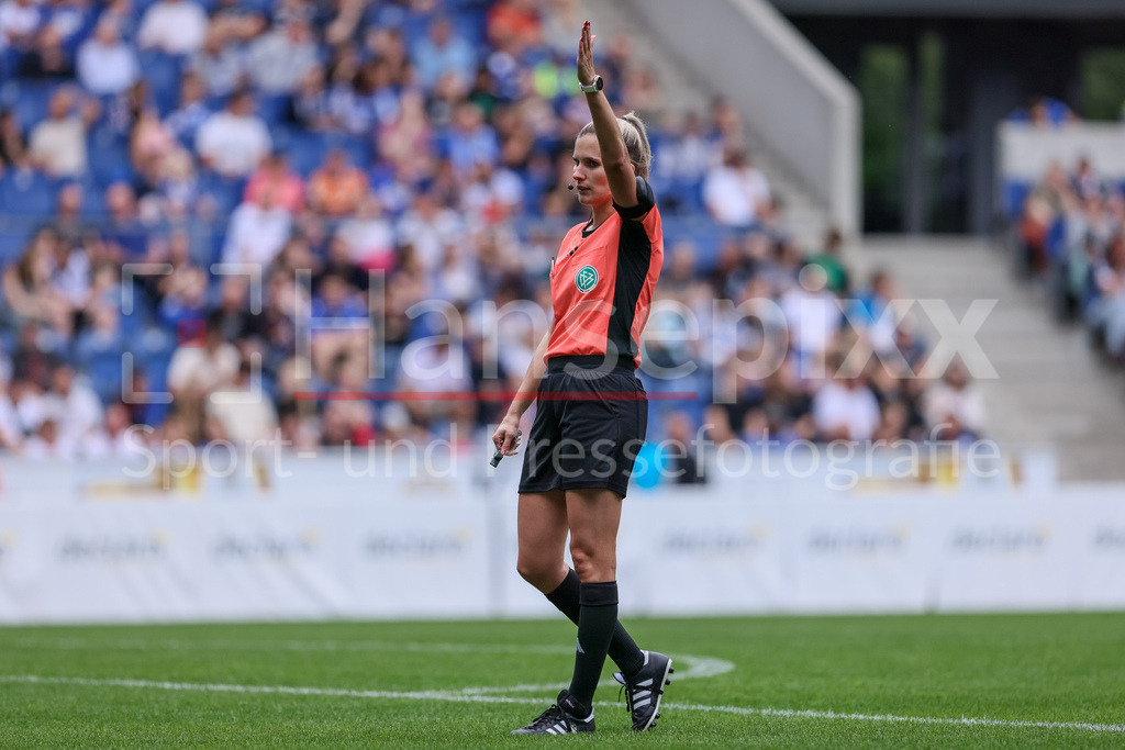 Fussball, DFB-Pokal Frauen, DSC Arminia Bielefeld - SV Werder Bremen | v.li.: Schiedsrichterin Anke Hölscher gibt Anweisungen, gestikuliert, mit den Armen gestikulieren, DIE DFB-RICHTLINIEN UNTERSAGEN JEGLICHE NUTZUNG VON FOTOS ALS SEQUENZBILDER UND/ODER VIDEOÄHNLICHE FOTOSTRECKEN. DFB REGULATIONS PROHIBIT ANY USE OF PHOTOGRAPHS AS IMAGE SEQUENCES AND/OR QUASI-VIDEO.