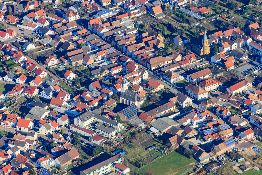 Luftbild: evang. Friedenskirche und Kath. Kirche St. im Ortsteil Mechtersheim in Römerberg im Bundesland Rheinland-Pfalz in Deutschland. Foto: IMG_36820.jpg vom 16.01.2011 durch Werner Riehm/FLY-FOTO.deAuflösung des Originals: 4752 x 3168 pxLAURENTIUSWWW.EVPFALZ.DE
