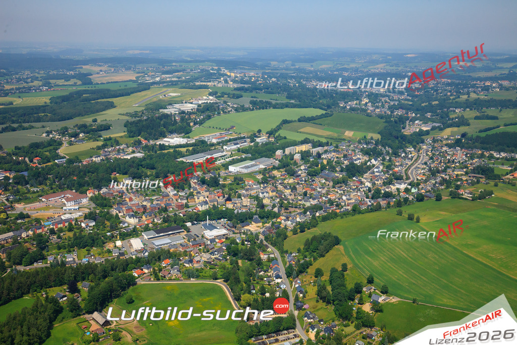 Die Luftaufnahme der Stadt Falkenstein-vogtland wurde vom UL-Flugzeug heraus erstellt ( keine Drohne )- hohe Auflösung für beste Qualität