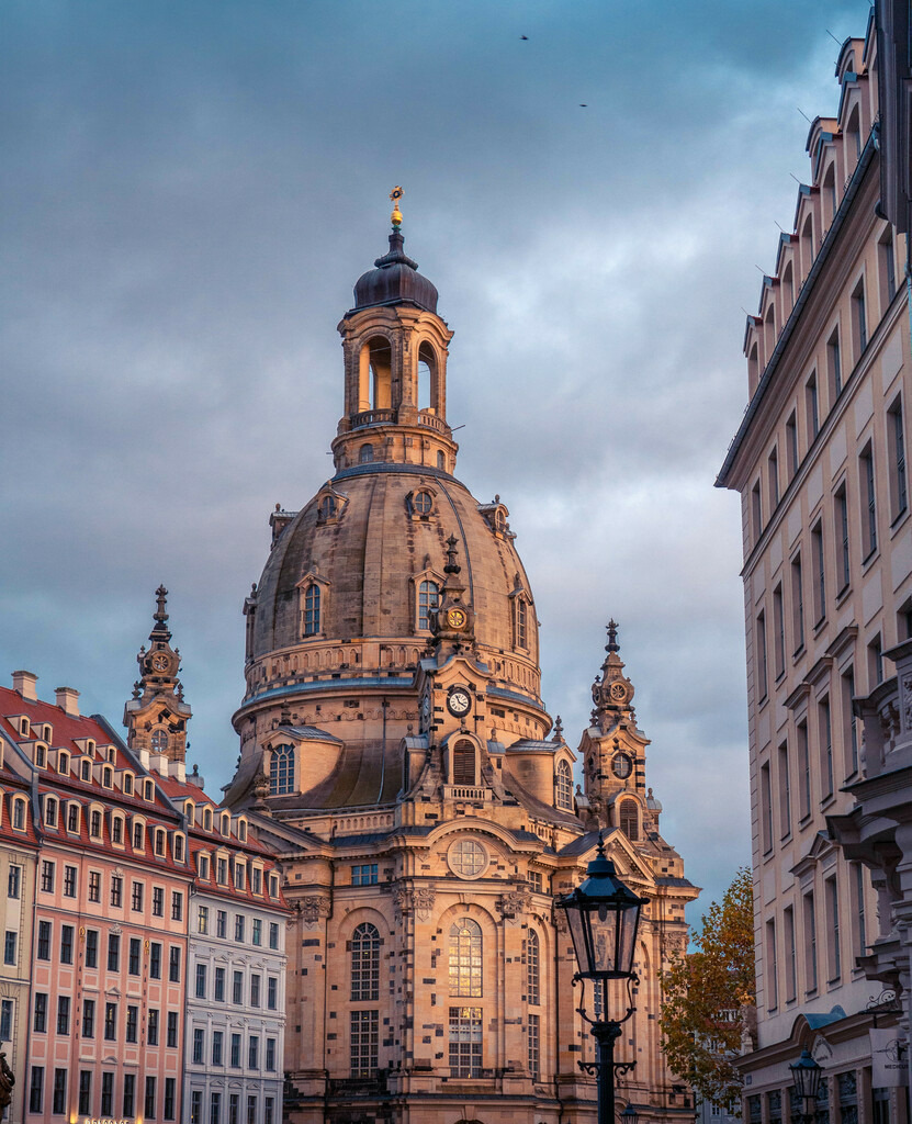 Dresdner Frauenkirche zur Goldenen Stunde | Die Dresdner Frauenkirche zur Golden Stunde im November - Realisiert mit Pictrs.com