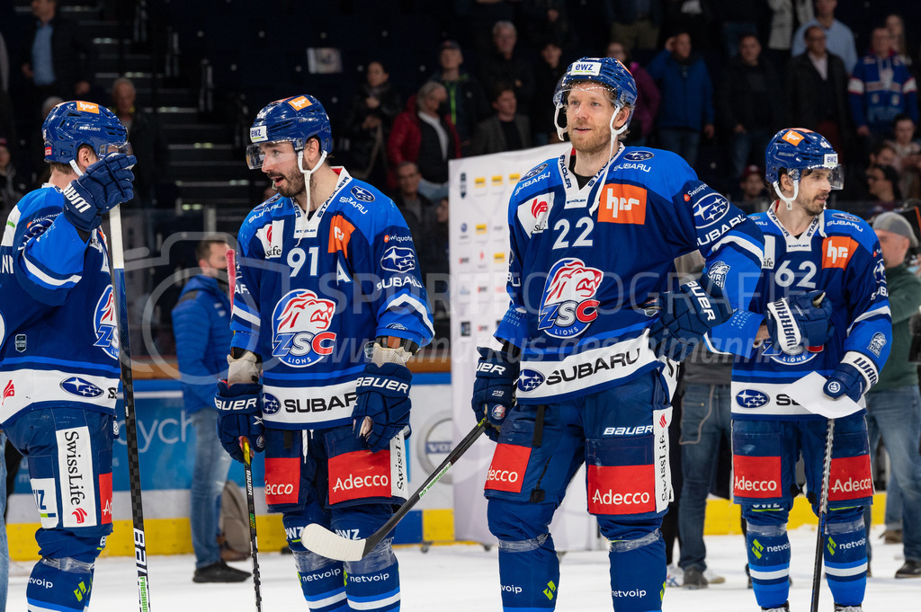 Playoffs: ZSC Lions - EHC Biel-Bienne | 04.04.2022, Zurich, Hallenstadion, Playoffs: ZSC Lions - EHC Biel-Bienne, zufriedener #22 Tommi Kivistö (ZSC), links #91 Denis Hollenstein (ZSC), rechts #62 Denis Malgin (ZSC). - Realized with Pictrs.com