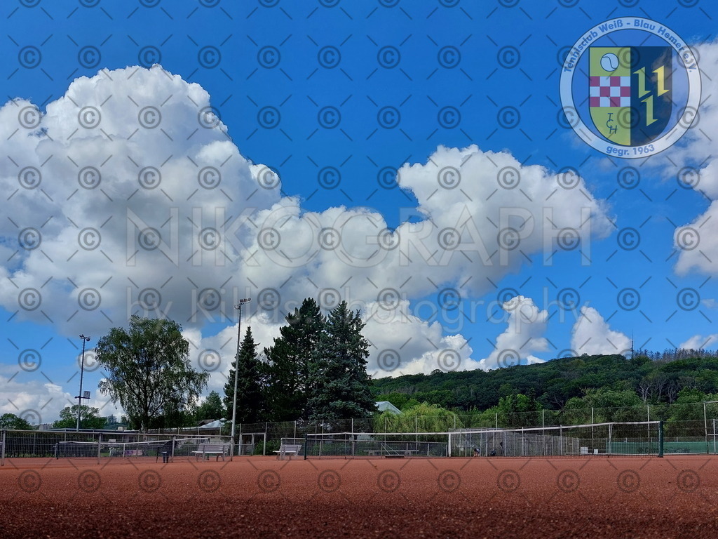 Tennisplatz | Tennisplatz unter dem Wolkenhimmel.