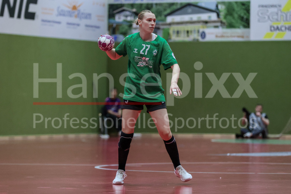Handball, 2. Bundesliga Frauen, SV Werder Bremen - HSV Solingen-Gräfrath 76 | v.li.: Emma Ruwe (SV Werder Bremen, 27) Freisteller am Ball, Einzelfoto, Spielszene, Aktion, Action