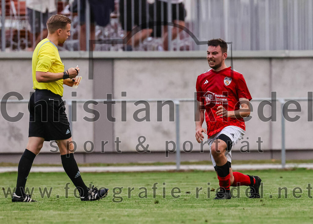 2023-08-25_113_FC_Finsing_gegen_FC_Lengdorf | Finsing, Deutschland, 25.08.2023:
Fußball, Kreisliga 2023 / 2024, 6. Spieltag, FC Finsing gegen FC Lengdorf, Endergebnis: 5:0

Schiedsrichter Etienne Fromme, Tobias Lechner (FC Lengdorf, #13)

Foto: Christian Riedel / fotografie-riedel.net