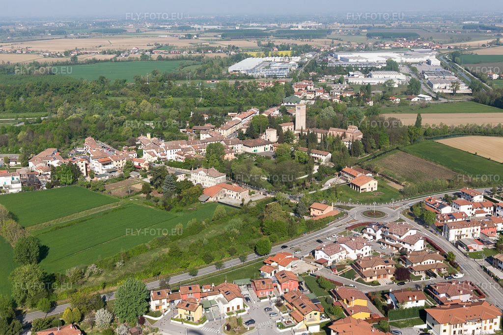 Vue aérienne: Vue de la ville à Sesto al Reghena dans le département Pordenone, Italie. Photo: IMG_098861.jpg prise le 08/04/2017 par Werner Riehm/FLY-FOTO.eu – Résolution de l'original: 5472 x 3648 px