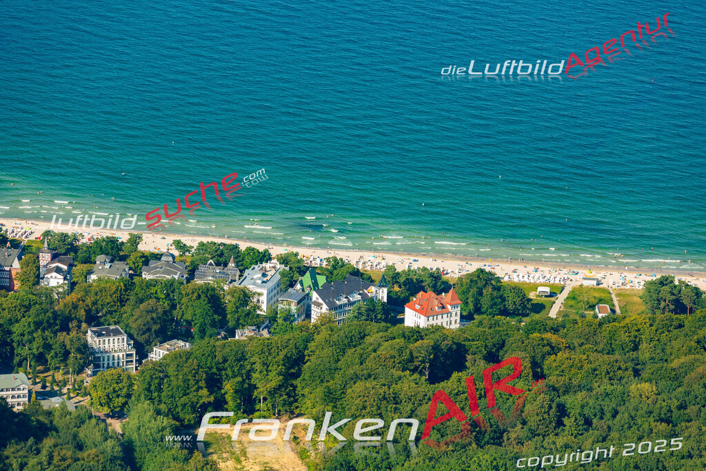 Hotel am Strand Binz Bild- Das Luftbild wurde 2025 vom UL-Flugzeug heraus erstellt ( keine Drohne bzw. Drohnenaufnahme ) - Hochauflösende Luftaufnahme -Nicht vergleichbar mit Google Maps oder Satelittenbilder- Die Geschenkidee !Mit Lizenz und Bildrechte bestellbar - CC