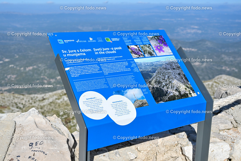 Kroatien_ Biokovo Naturpark_ 13.10.2023-49 | 13.10.2023, Kroatien, HRV, Naturpark Biokovo im Bild Naturpark Biokovo, Skywalk, Sv. Jure, St. George

Der Park erstreckt sich über eine Flaeche von 19.550 Hektar und umfasst einen circa 30 km langen und bis zu 7 km breiten, sich in nordwestlich-suedoestlicher Richtung erstreckenden Teil des Biokovo-Gebirges von Dubci bis nach Gornja Igrane. Er umfasst das Teilgebiete der Staedte Makarska und Vrgorac sowie der Gemeinden Baška Voda, Brela, Podgora, Šestanovac, Tučepi, Zadvarje und Zagvozd. Der Park liegt auf einer Hoehe von 200 bis 1762 m. i. J.; der Sveti Jure (Heiliger Georg) als hoechster Berg des Parks ist zugleich der zweithoechste Gipfel in Kroatien.
Quelle: Wikipedia