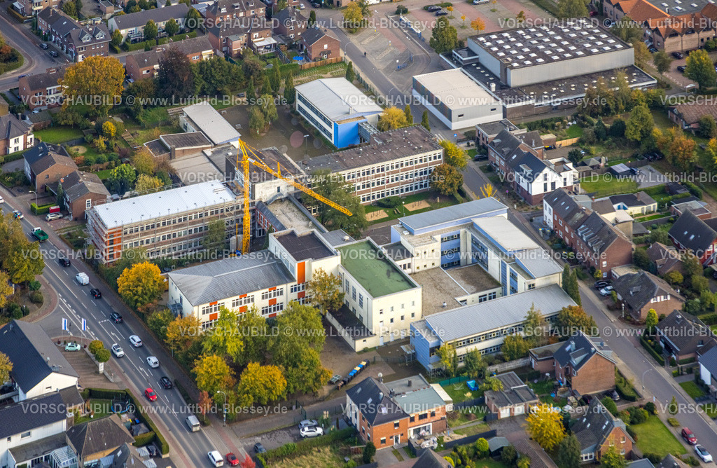 Goch241014511 | Luftbild, Gesamtschule Mittelkreis am Südring, Baugerüst an der Fassade Baustelle mit Baukran, Sporthalle, Goch, Niederrhein, Nordrhein-Westfalen, Deutschland