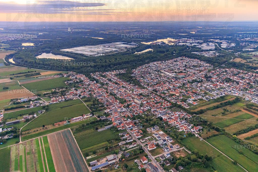 Ortsansicht aus Nordwesten | Luftbild: Ortsansicht aus Nordwesten in Lingenfeld im Bundesland Rheinland-Pfalz in Deutschland. Foto: IMG_116388.jpg vom 11.08.2019 durch Werner Riehm/FLY-FOTO.de - Realisiert mit Pictrs.com