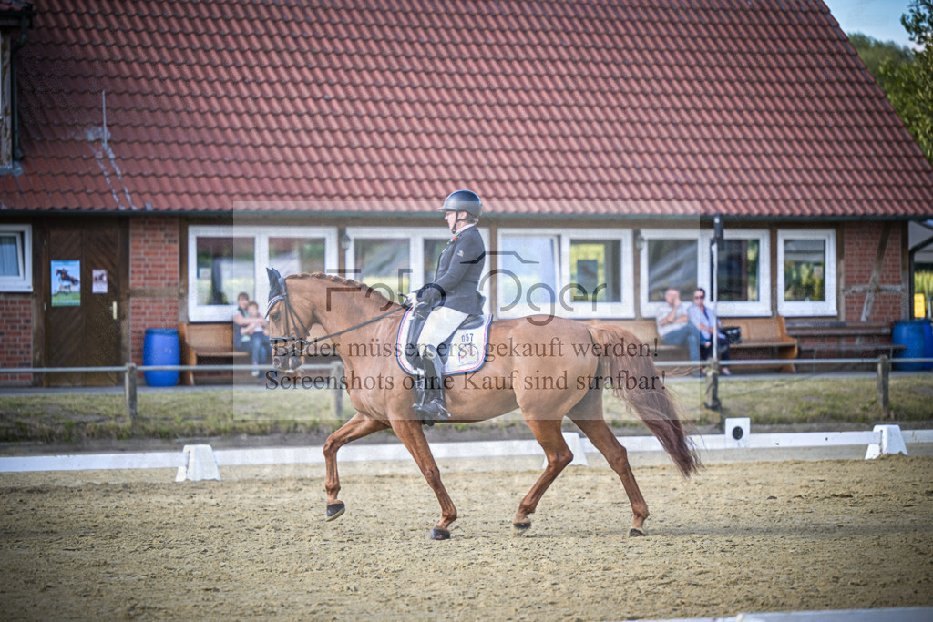 DOS_1031 | Entdecke hochwertige Reitturnierfotos von Foto Oger. Professionell, emotional und authentisch – jetzt Lieblingsmomente im Shop bestellen.Deutschlandweite Turnierfotografie. - Realisiert mit Pictrs.com