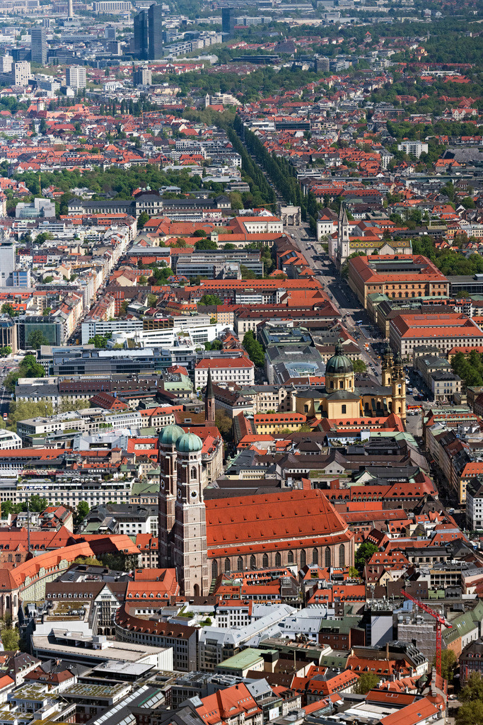 dr__0063921.jpg | MüNCHEN 29.04.2025 Frauenkirche im Altstadt- Zentrum von München im Bundesland Bayern. Der dreischiffige spätgotische Backsteinbau steht neben dem Neuen Rathaus und ist ein bedeutendes Wahrzeichen der Landeshauptstadt. Der Dom zu " Unserer Lieben Frau " ist auch als Liebfrauendom bekannt. Weiterführende Informationen bei: Metropolitanpfarrei Zu Unserer Lieben Frau. // Church building of the Frauenkirche in the old town in Munich in the state Bavaria, Germany. Further information at: Metropolitanpfarrei Zu Unserer Lieben Frau. Foto: Daniel Reiter