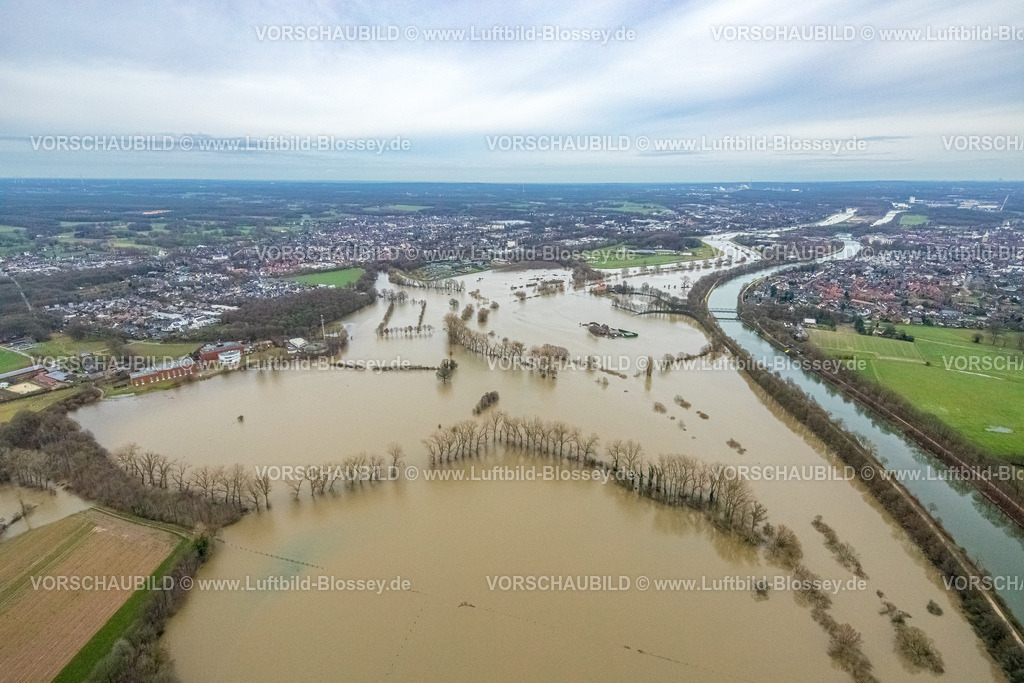 Dorsten231204200Lippe | Luftbild vom Hochwasser der Lippe, Weihnachtshochwasser 2023, Fluss Lippe tritt nach starken Regenfällen über die Ufer, Überschwemmungsgebiet LIppeaue Dorsten an RWW Rheinisch-Westfälische Wasserwerksgesellschaft mbH, Wesel-Datteln-Kanal, Bäume im Wasser, Östrich, Dorsten, Ruhrgebiet, Nordrhein-Westfalen, Deutschland