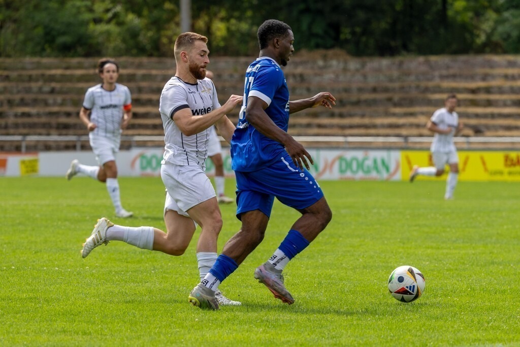 Landespokal Südwest, 2. Runde: SV Südwest Ludwigshafen gegen ASV Fußgönheim (4:0)***Am Ball: Desmond Uyi (47, Ludwigshafen) | Landespokal Südwest, 2. Runde: SV Südwest Ludwigshafen gegen ASV Fußgönheim (4:0)***Am Ball: Desmond Uyi (47, Ludwigshafen) - Realisiert mit Pictrs.com