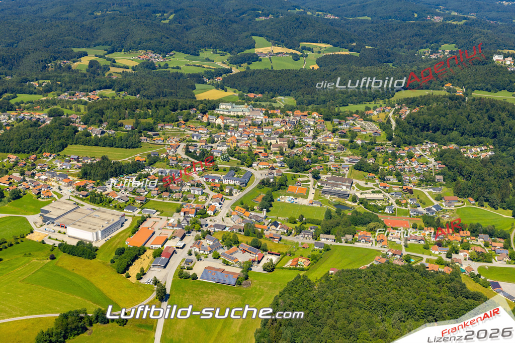 Aktuelles Luftbild von  Fürstenstein - Die Luftaufnahme wurde 2022 mittels UL-Flugzeug erstellt ( keine Drohne ) - hochauflösende Kamera-Systeme von  Canon -Beste Qualität - Für grossformatige Ausdrucke geeignet. Die Geschenkidee !