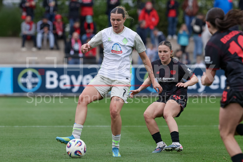 Fussball, Google Pixel Frauen-Bundesliga, Bayer 04 Leverkusen - SV Werder Bremen | Larissa Mühlhaus (SV Werder Bremen, 7) am Ball, Einzelbild, Ganzkörper, Aktion, Action, Spielszene, DIE DFB-RICHTLINIEN UNTERSAGEN JEGLICHE NUTZUNG VON FOTOS ALS SEQUENZBILDER UND/ODER VIDEOÄHNLICHE FOTOSTRECKEN. DFB REGULATIONS PROHIBIT ANY USE OF PHOTOGRAPHS AS IMAGE SEQUENCES AND/OR QUASI-VIDEO.
