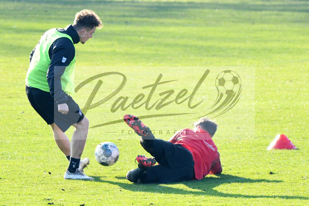 20200207_TRAOSN_0042 | Fußball, Herren: Moritz Heyer (VfL Osnabrueck) und Torhueter Nils Koerber (VfL Osnabrueck) im Zweikampf waehrend der Trainingseinheit des VfL Osnabrueck im Sportpark Illoshoehe am 07.02.2020 in Osnabrueck, Deutschland. - Realisiert mit Pictrs.com