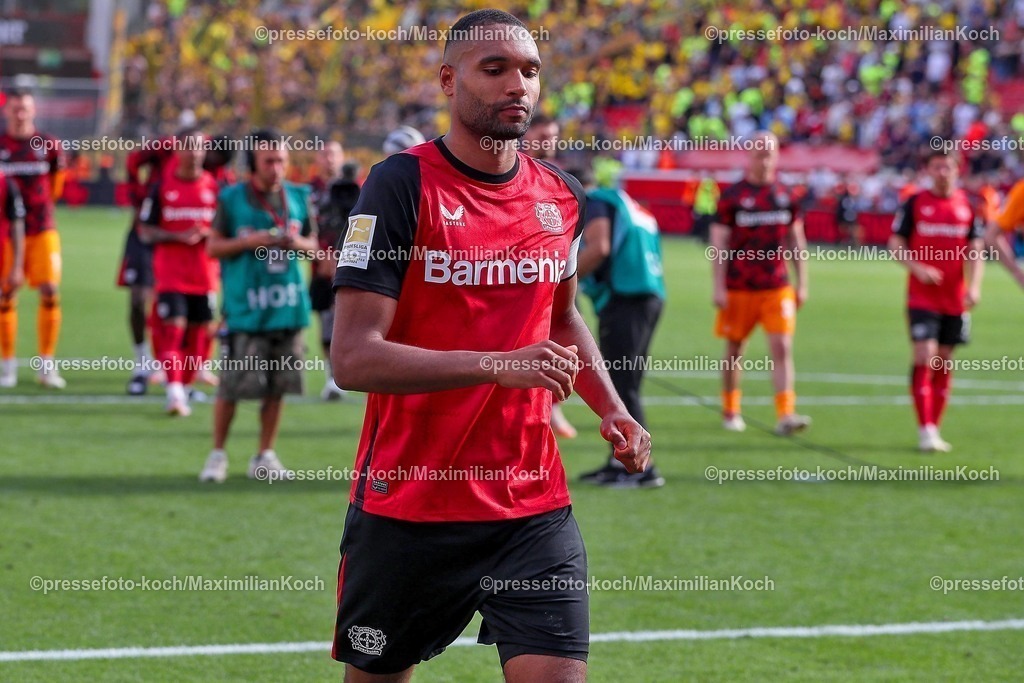 B0411052502268 | 11.05.2025, Fußball, Bayer 04 Leverkusen - Borussia Dortmund, 1. Fußball Bundesliga, 33. Spieltag, BayArena, Saison 2024 2025: Verabschiedung von Jonathan Tah (Bayer04 Leverkusen #4) DFB regulations prohibit any use of photographs as image sequences and or quasi-video.