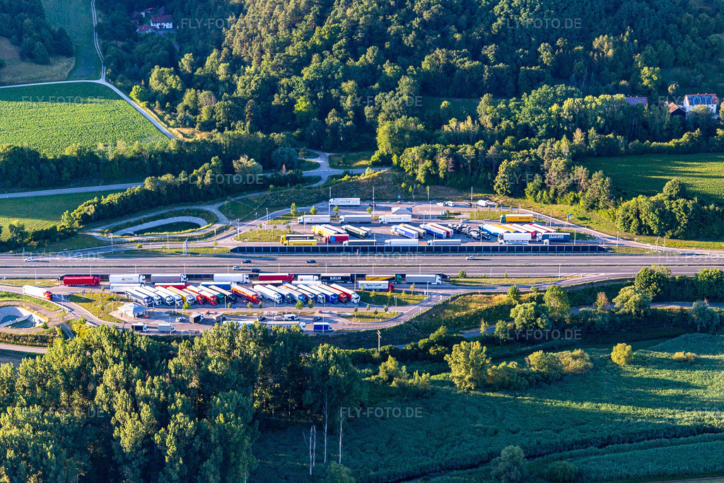 Luftbild: Parkplatz Tiefenthal / Wiesenttal an der A3 im Ortsteil Hungersdorf in Wörth im Bundesland Bayern in Deutschland. Foto: IMG_133260.jpg vom 03.07.2022 durch Werner Riehm/FLY-FOTO.de