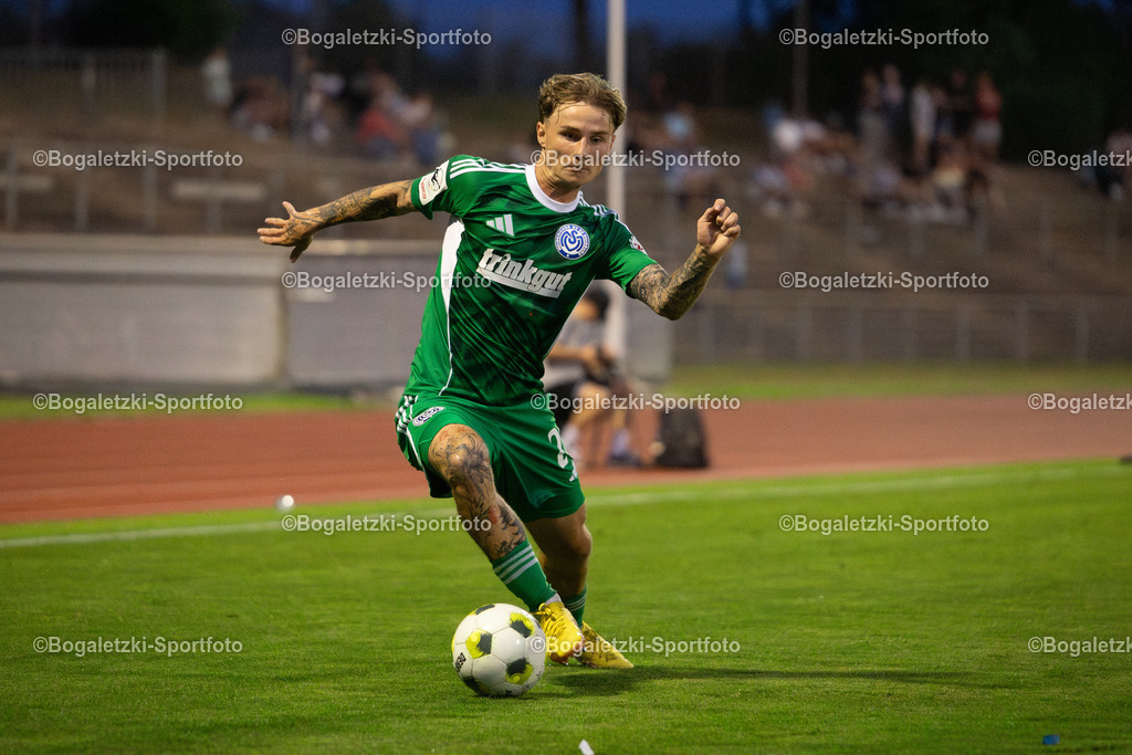 Niklas Jessen am Ball | 20.08.2025, Fußball, SC Victoria Mennrath - MSV Duisburg, Niederrheinpokal, Saison 2025/26: Niklas Jessen (MSV Duisburg #20) am Ball - Realisiert mit Pictrs.com