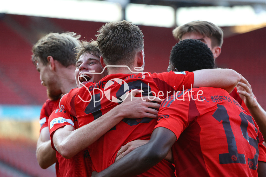 1. FC Nürnberg II - FC Bayern Amateure | Jubel nach dem Treffer zum 1-1 durch Timo Kern (FCB #10) / Treffer / Freude / Torschuezte