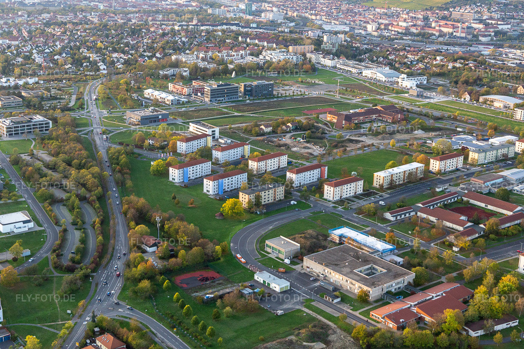 Luftbild: Julius-Maximiliansuniversität im Ortsteil Frauenland in Würzburg im Bundesland Bayern in Deutschland. Foto: IMG_119733.jpg vom 26.10.2019 durch Werner Riehm/FLY-FOTO.de