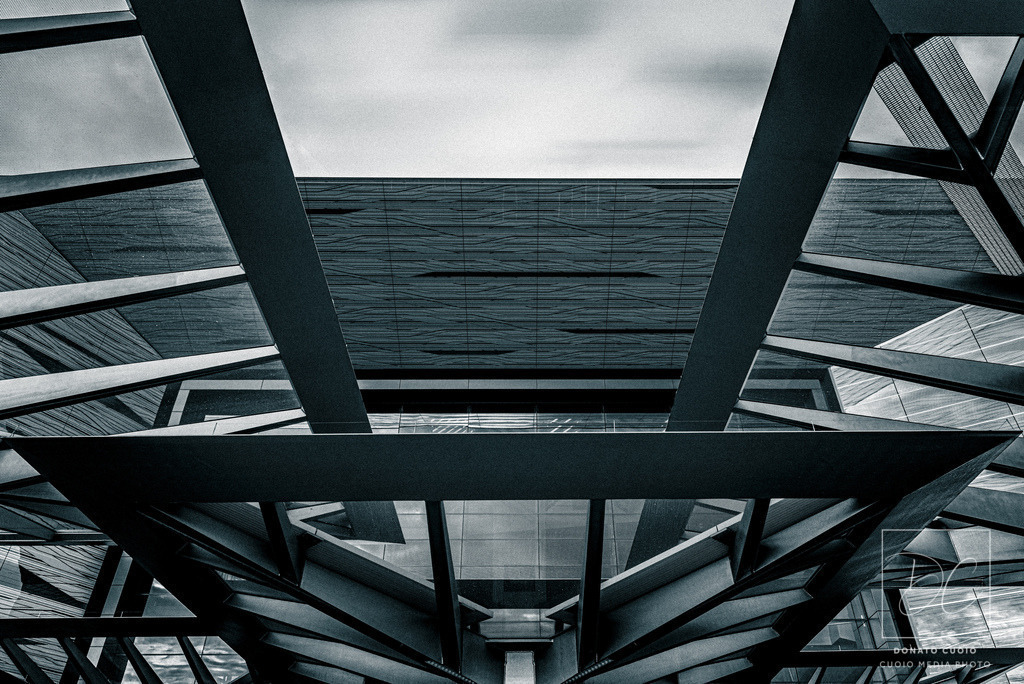 Struktur ist Schönheit. Ordnung ist Kunst | Wenn Architektur nicht nur Raum schafft, sondern auch Gedanken sortiert.Ein Blick unter das Vordach der Messe Frankfurt – und gleichzeitig in die Zukunft der Struktur.Minimalismus in Schwarz-Weiß. Kontrast als Kompass. - Realisiert mit Pictrs.com