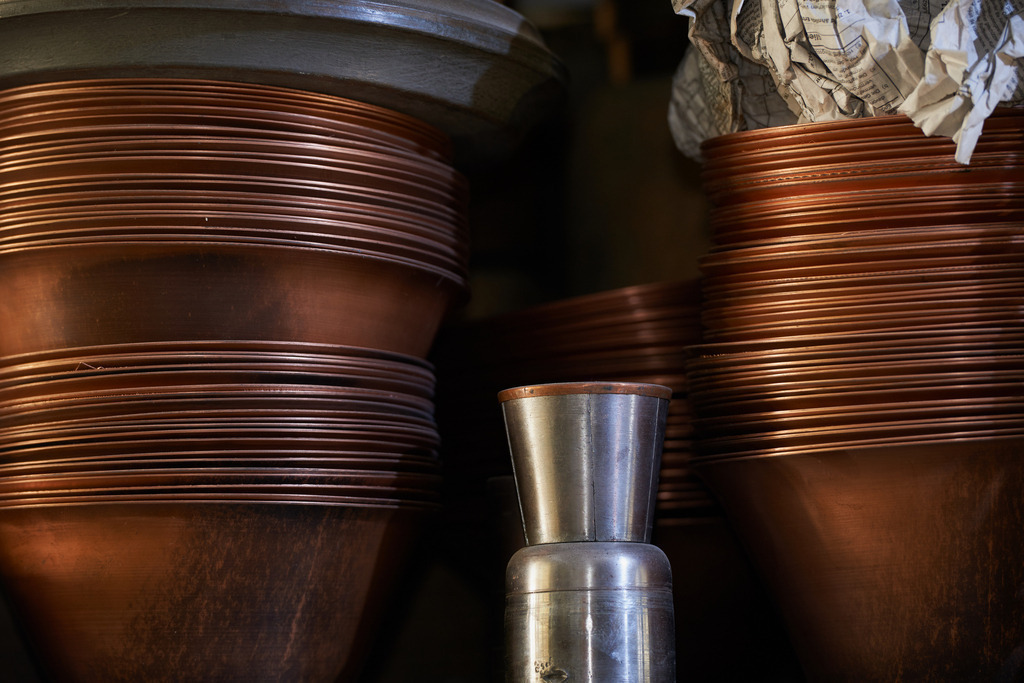 effenberger metalldruecker | Waidhofen an der Thaya, Austria - April 02, 2016: Effenberger Metalldruecker; fertig gedrückte Töpfe aus Kupfer. - Realisiert mit Pictrs.com