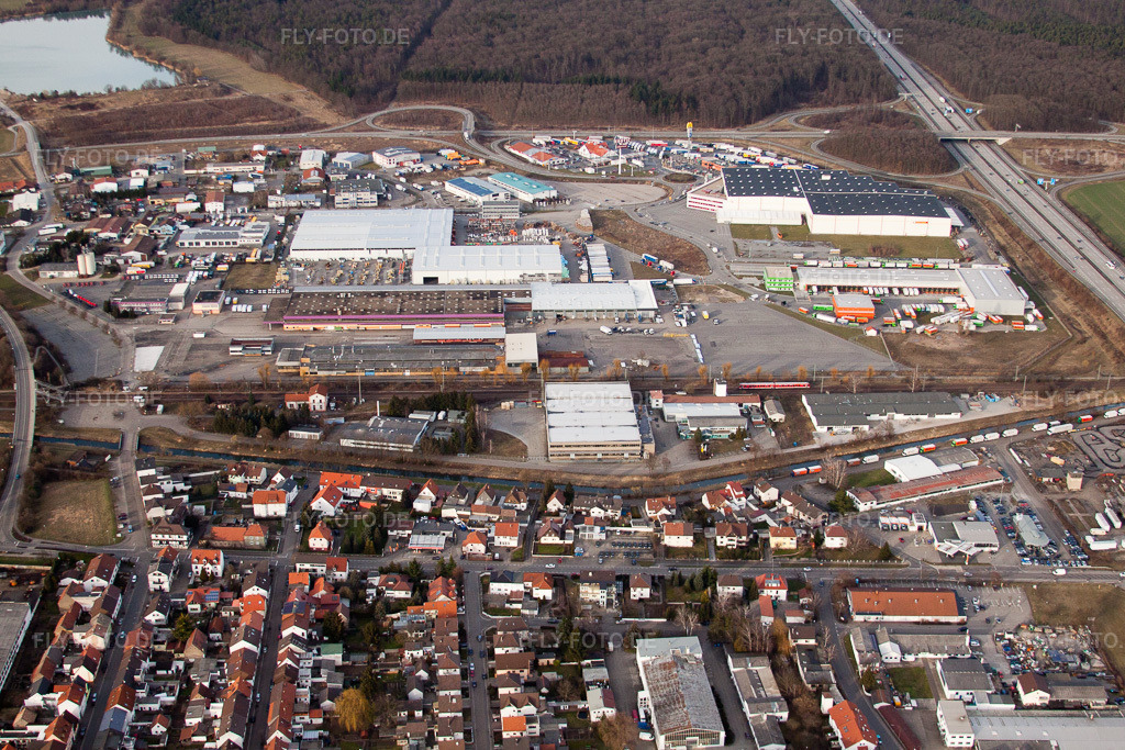 Luftbild: Karlsdorf, Industriegebiet an der Autobahn im Ortsteil Karlsdorf in Karlsdorf-Neuthard im Bundesland Baden-Württemberg in Deutschland. Foto: IMG_24635.jpg vom 27.02.2010 durch Werner Riehm/FLY-FOTO.de