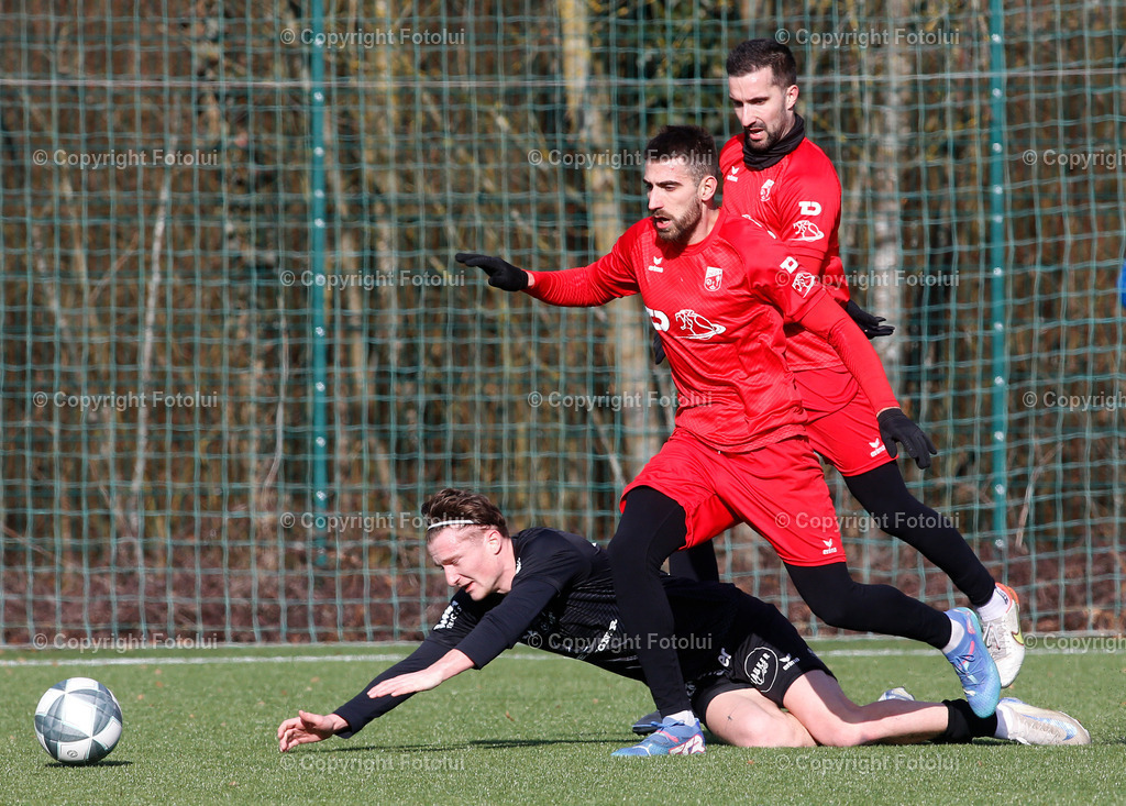 A_LUI_01022025_16 | SPORT FUSSBALL TESTSPIEL ASKOE OEDT 1B-UFC HAMA TRUCKS ROHRBACH-BERG 01.02.2025IM BILD :JOVAN PETROVIC  (OEDT1B) UND SIMON LEIBETSEDER (ROHRBACH) FOTO:FOTOLUI